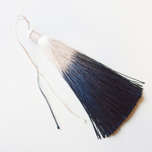 Pompon gland fil de soie boho chic ehnique bleu blanc 13cm