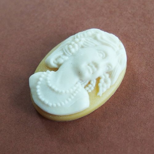 Camée portrait de femme romantique 2,5cm