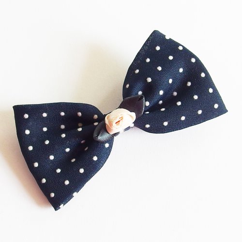 Noeud papillon bleu marine à pois blancs et fleur satin 8,5cm