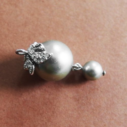 Pendentif breloque métal argent perles et strass