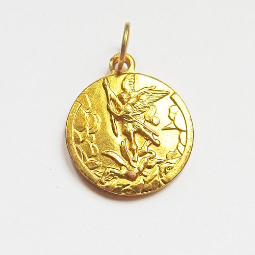 Breloque médaille religieuse saint michel terrassant le dragon métal doré
