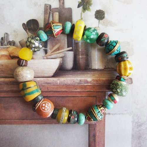 Bracelet boho ethnique tribal perles verre recyclé, verre soufflé et os de yak