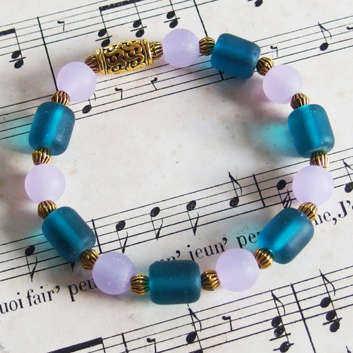 Bracelet bohème perles verre givré dépoli parme indigo