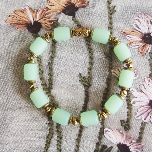 Bracelet bohème romantique perles verre givré dépoli vert céladon