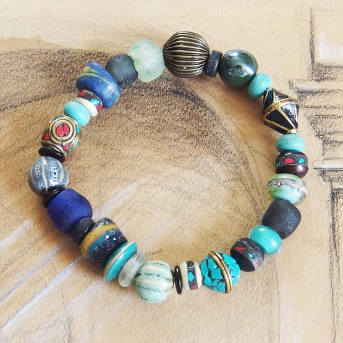 Bracelet tribal ethnique boho perles verre recyclé howlite os de yak