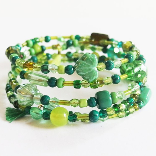 Bracelet manchette multirangs boho vert pompon