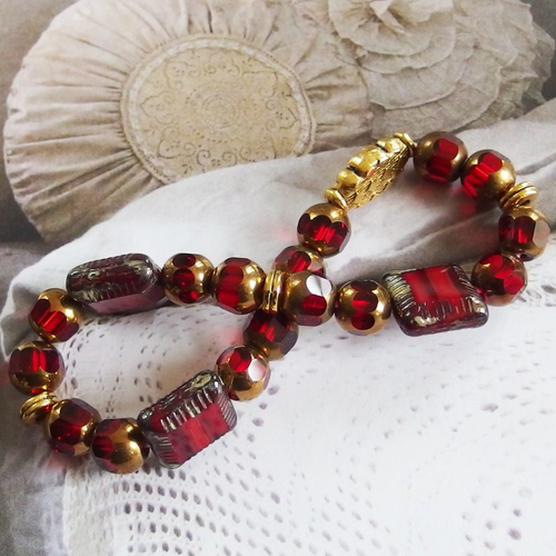 Bracelet vintage downton abbey rouge or