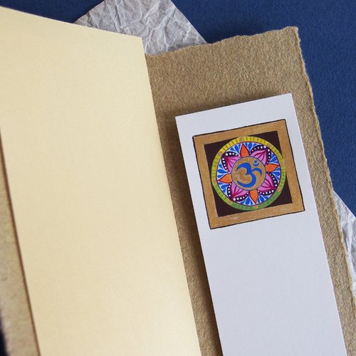 Marque-page symbole om mandala enluminure création pièce unique