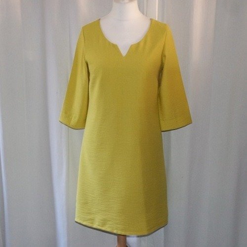   robe trapèze jaune moutarde en rayonne (viscose et polyamide) à manches 3/4 