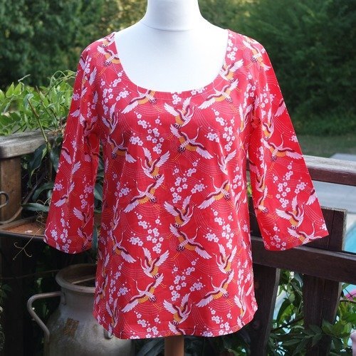 Tunique, blouse ample forme trapèze à manches 3/4 et encolure ronde, motifs fleurs de cerisier et grues sur fond orange