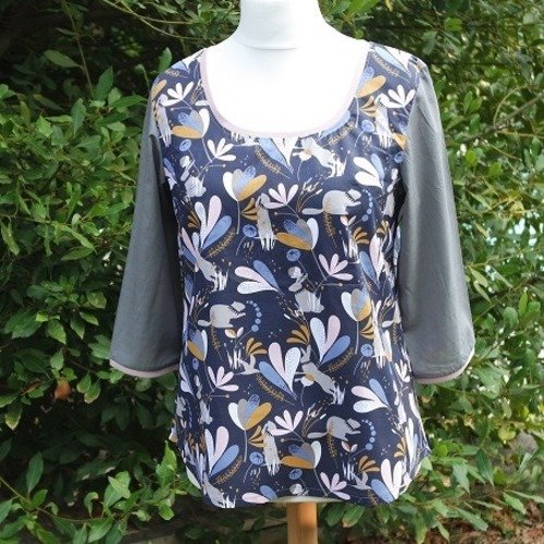 Tunique, blouse ample forme trapèze à manches 3/4 et encolure ronde, motifs fleurs et lapins sur fond bleu marine