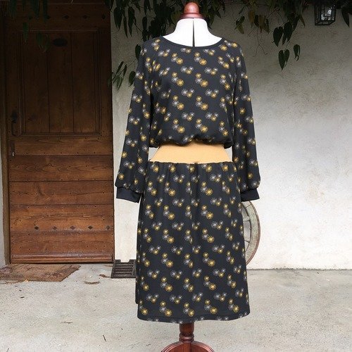 Robe en crêpe fluide taille élastique, robe noire motifs soleils jaune et gris, robe hiver