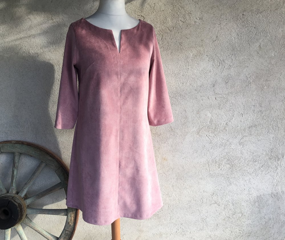 Robe trapèze ample en velours côtelé (fines côtes = velours milleraies)  couleur vieux rose avec encolure en v - Un grand marché