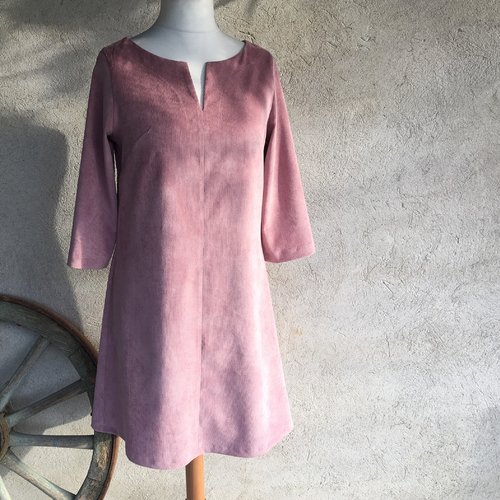Robe trapèze ample en velours côtelé (fines côtes = velours milleraies) couleur vieux rose avec encolure en v