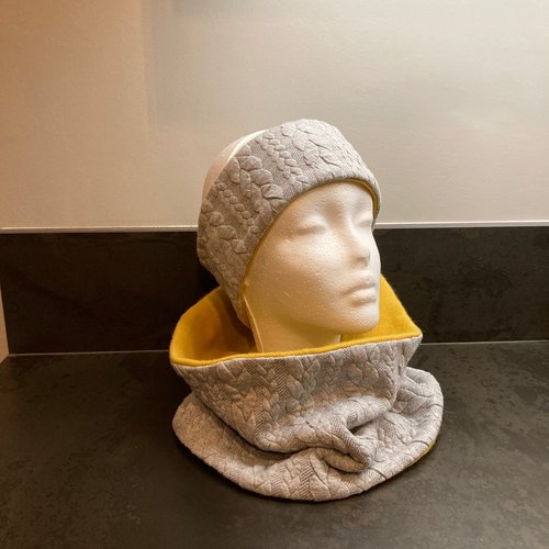 Snood femme, et son headband assorti, réalisés dans un jersey matelassé gris, doublé en polaire de coton jaune moutarde