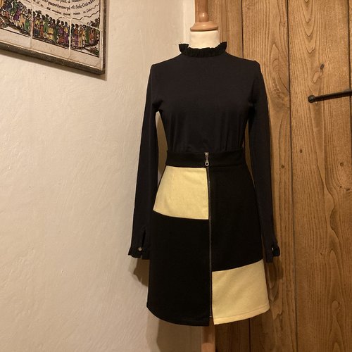 Réservée - jupe en laine de couleur noir et jaune avec zip devant