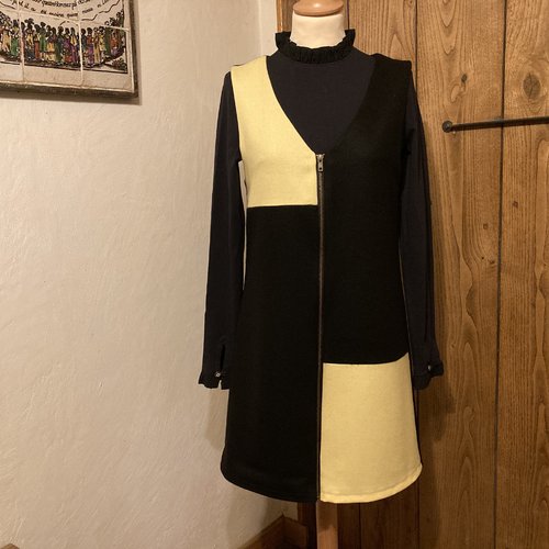 Réservée - robe chasuble en laine de couleur noir et jaune avec zip devant