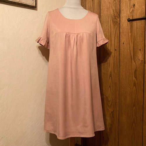 Robe trapèze ample à manches courtes et encolure ronde, réalisée dans un tissu twill tencel couleur vieux rose