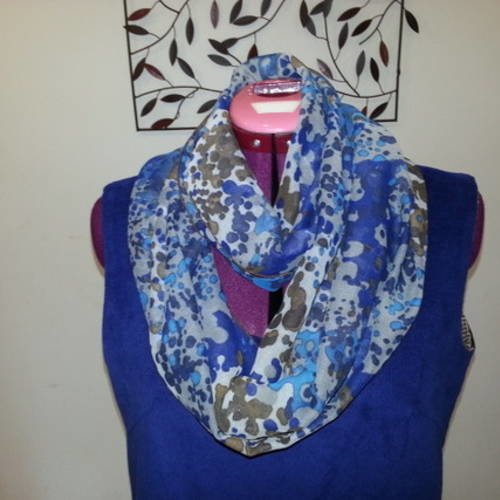 Snood ou écharpe tube réalisé dans un voile de polyester 