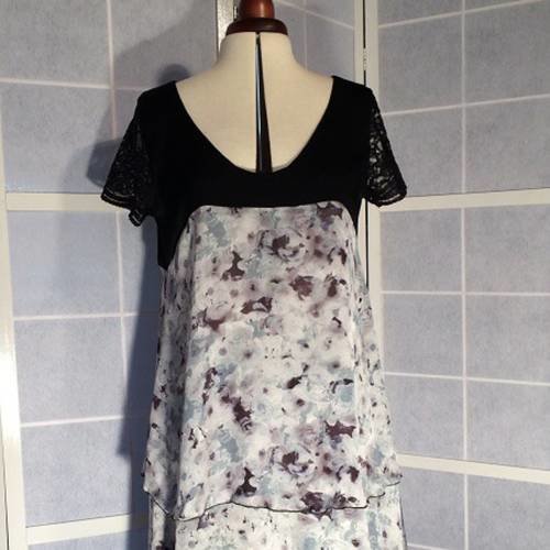 Tunique / blouse ample forme trapèze en polyester  à fleurs dans les tons gris bleu et noir 
