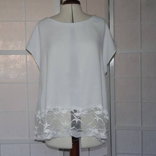 Tunique ample forme trapèze en crêpe de polyester blanc avec bord en dentelle blanche 