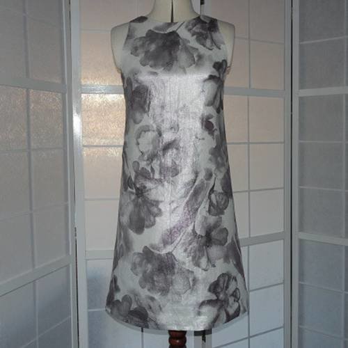 Robe trapèze ajustée sans manches en lin lamé fleurs grises sur fond blanc 