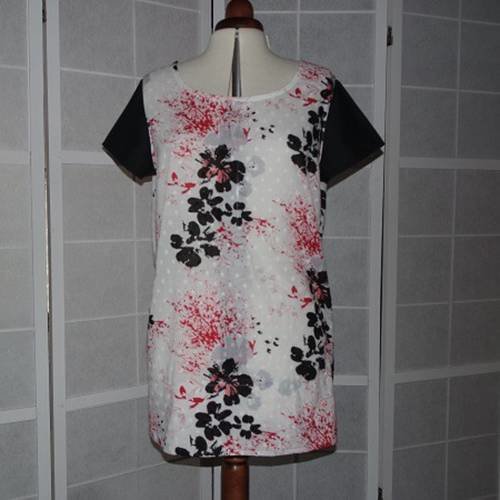 Tunique longue ou robe très courte en voile de coton blanc à motifs fleurs noires et rouges 