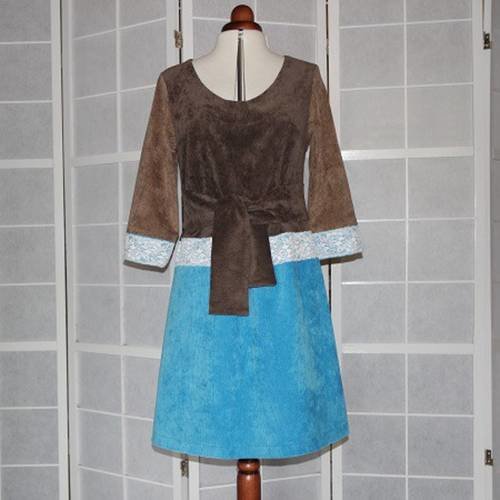 Robe trapèze ample à manches 3/4 et encolure ronde dans les tons bleu et marron 