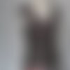 Top, tunique, blouse sans manches ajustée en dentelle noire sur soie sauvage rose 