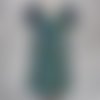 Robe trapèze ample à manches courtes réalisée dans un tissu imprimé jungle tons verts, bleus et beiges 