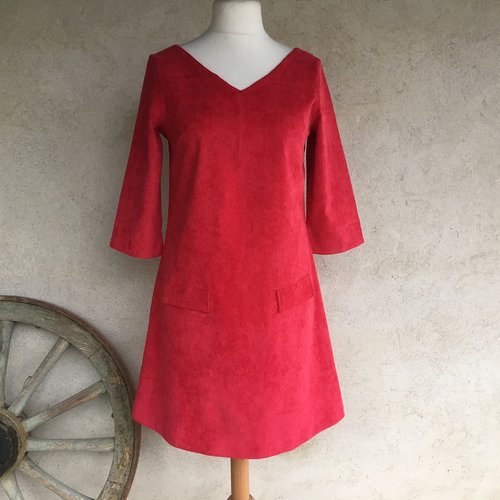 Robe trapèze ample en velours côtelé (fines côtes = velours milleraies) couleur rouge avec encolure en v devant et dos taille 40