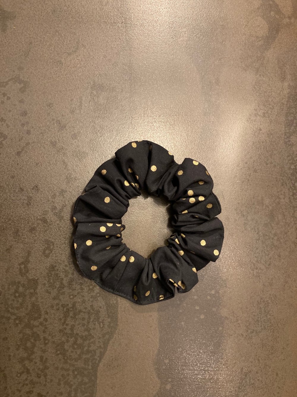 Chouchou scrunchy élastique cheveux, bracelet tissu, motifs géométriques  dorés sur fond noir - Un grand marché