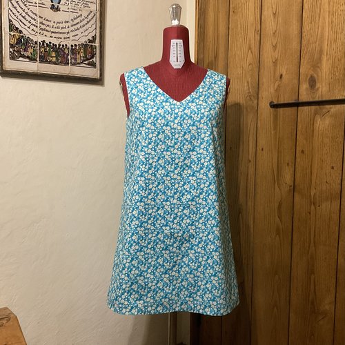 Réservée - robe trapèze col v devant et dos