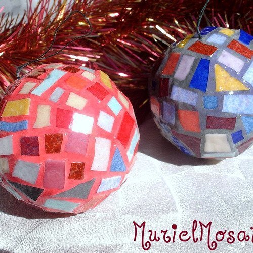 2 boules de noël, mosaïque, émaux de briare, rouge, gris, décoration de noel