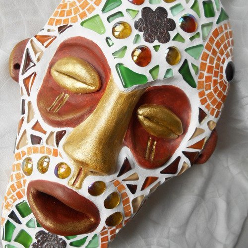 Masque africain sculpture mosaïque, marron et or.