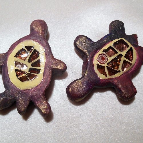 2 magnets tortues en mosaïque et terre cuite. 