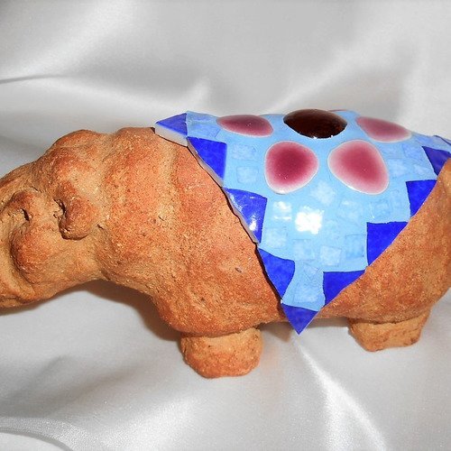 Hippopotame en mosaique, sculpture décorative, terre cuite, bleu.