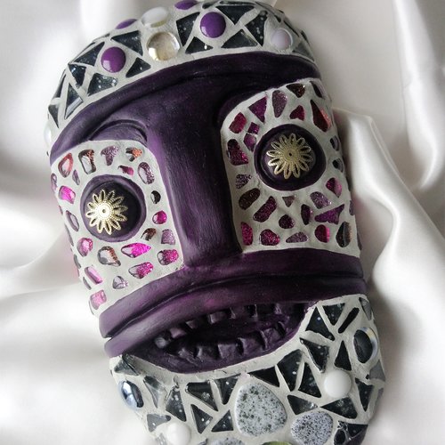 Masque africain sculpture mosaïque, violet.