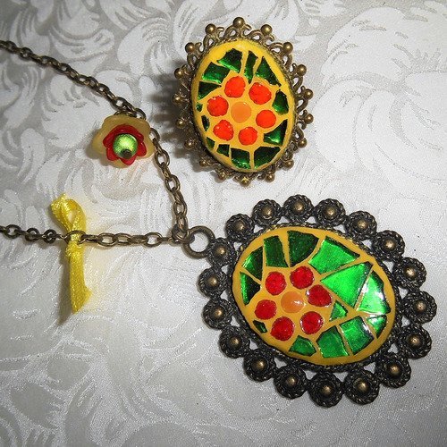 Parure bijoux collier et bague baroque en mosaïque, vert, jaune et métal bronze.
