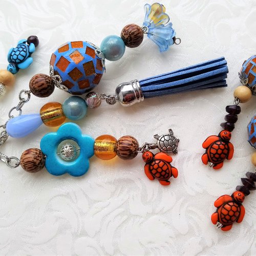 Parure: bijou de sac + boucles d'oreilles en mosaïque orange et bleu.