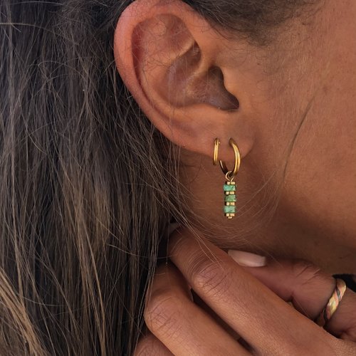 Boucles d’oreilles en turquoise africaine & hématite dorée – créoles pendantes artisanales, bijoux bohème chic