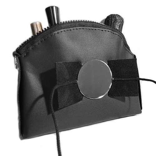 Pochette en cuir noir pour maquillage