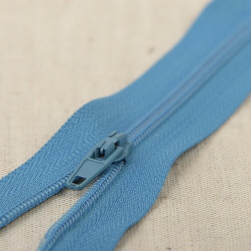 Fermeture fine polyester n°2 couleur bleu caraïbes