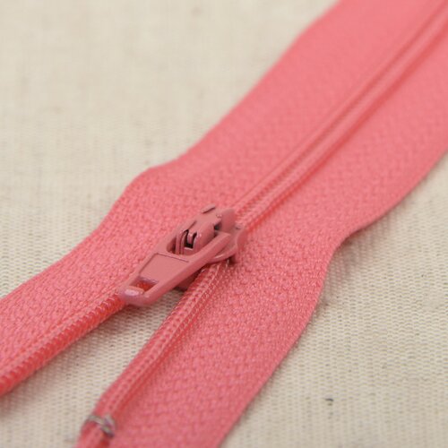 Fermeture fine polyester n°2 couleur rouge corail