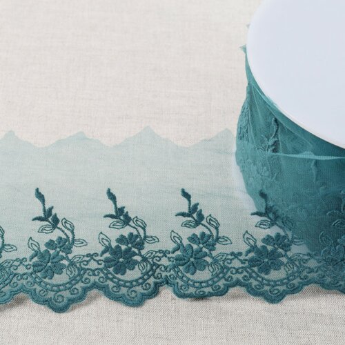 Tulle brodé fleurs festonnées mat 82mm bleu canard au mètre