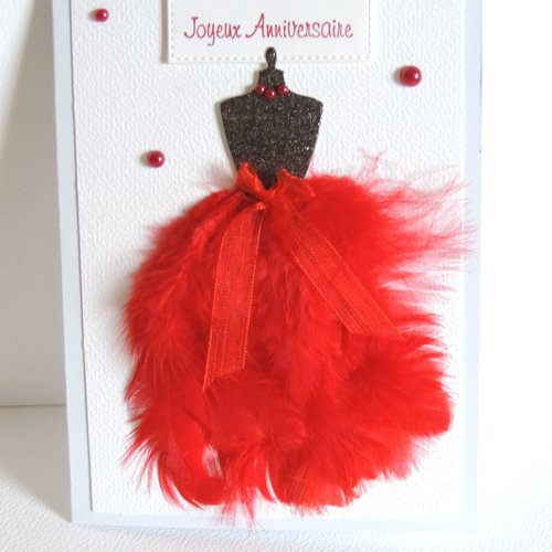 Carte anniversaire avec robe plumes rouges