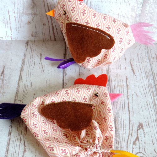 Poules en tissu, sachets de pâques à garnir.