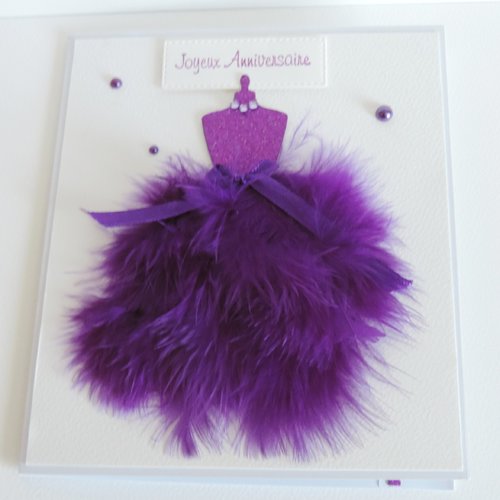 Carte anniversaire femme avec robe en plumes.3d