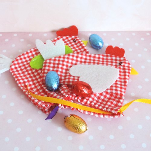 Poules en tissu à garnir d'oeufs de pâques