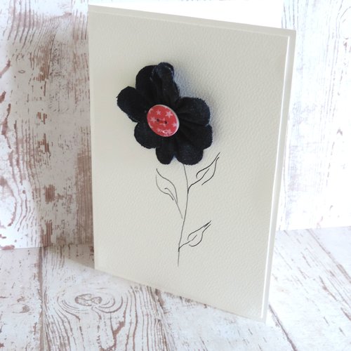 Carte fantaisie avec fleur en tissu